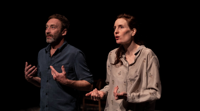 Un homme et une femme s'adressent au public en même temps.