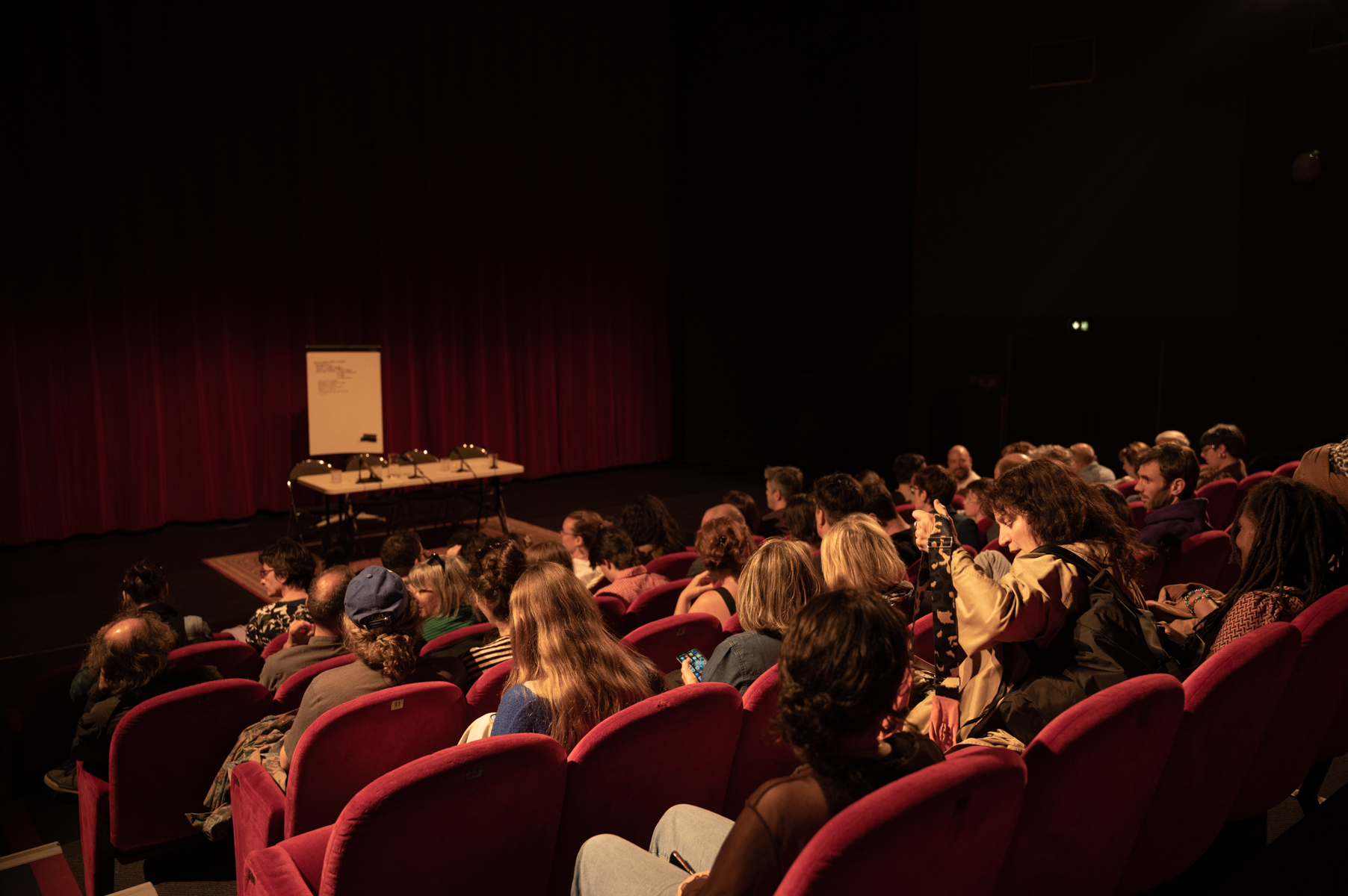 Salle de conférence avec un public qui attend que ça commence